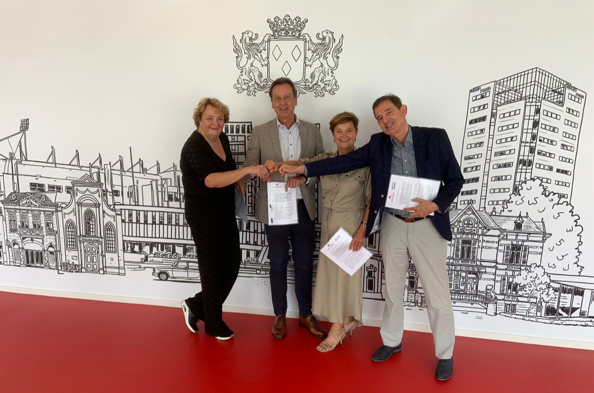 Tijdens de opening van onze vernieuwde locatie aan De Sumpel 4-6 in Almelo werd ook de samenwerking met het Alma College (ontstaan uit de drie vmbo-scholen CSG Het Noordik, Pius X College en Het Erasmus) bekrachtigd. Meer lezen? > rocvantwente.nl/over-ons/nieuw… #samenwerking #vmbo