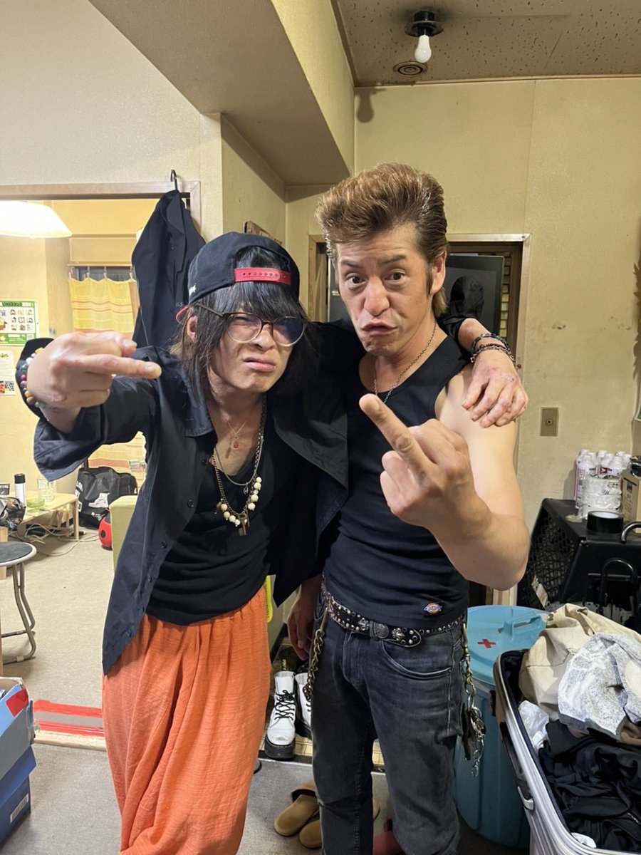 shake_fillets's tweet photo. シャケなベイベー！
遅ればせながら2日.3日のライブありがとうございました！
本当に愛おしいほどご機嫌な人たちに囲まれて幸せな時間でした！
イナギタケシde fuwafuwaを卒業して海外に行くゆずちゃんの背中を押せたのかはわかりませんが日本から成功するよう応援してます！
頑張れ！！ https://t.co/NplhlcWuGr