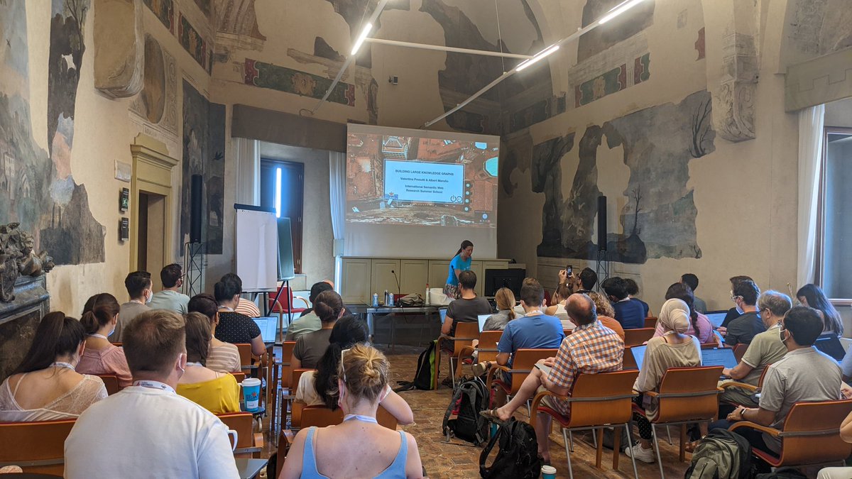 isws_semweb's tweet image. This morning #ISWS2022 starts with a tutorial by @vpresutti and @albertmeronyo on Building large Knowledge Graphs