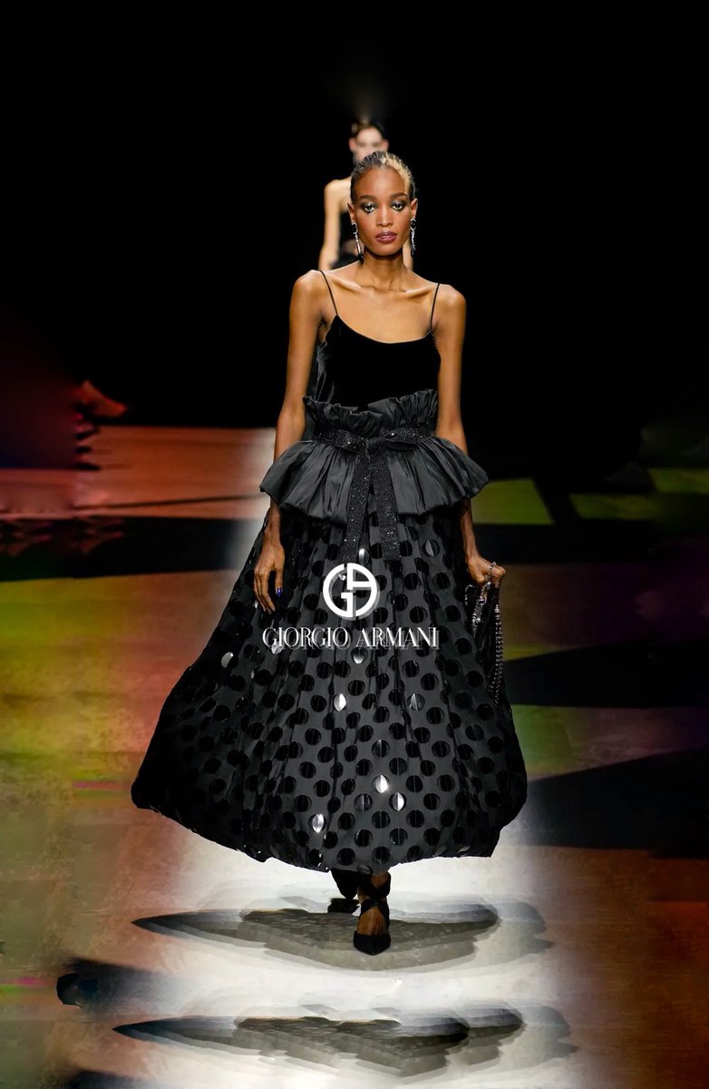 JabariModels's tweet photo. #RUNWAY: Oyinlola Okunlola  - makes her Paris debut at the Haute Couture F/W for Giorgio Armani privé 

____

 #JabariModels  #OyinlolaOkunlola  #BraveByJabari #GiorgioArmani #ArmaniPrive #ParisFashionWeek https://t.co/3rX3NJ4g4K