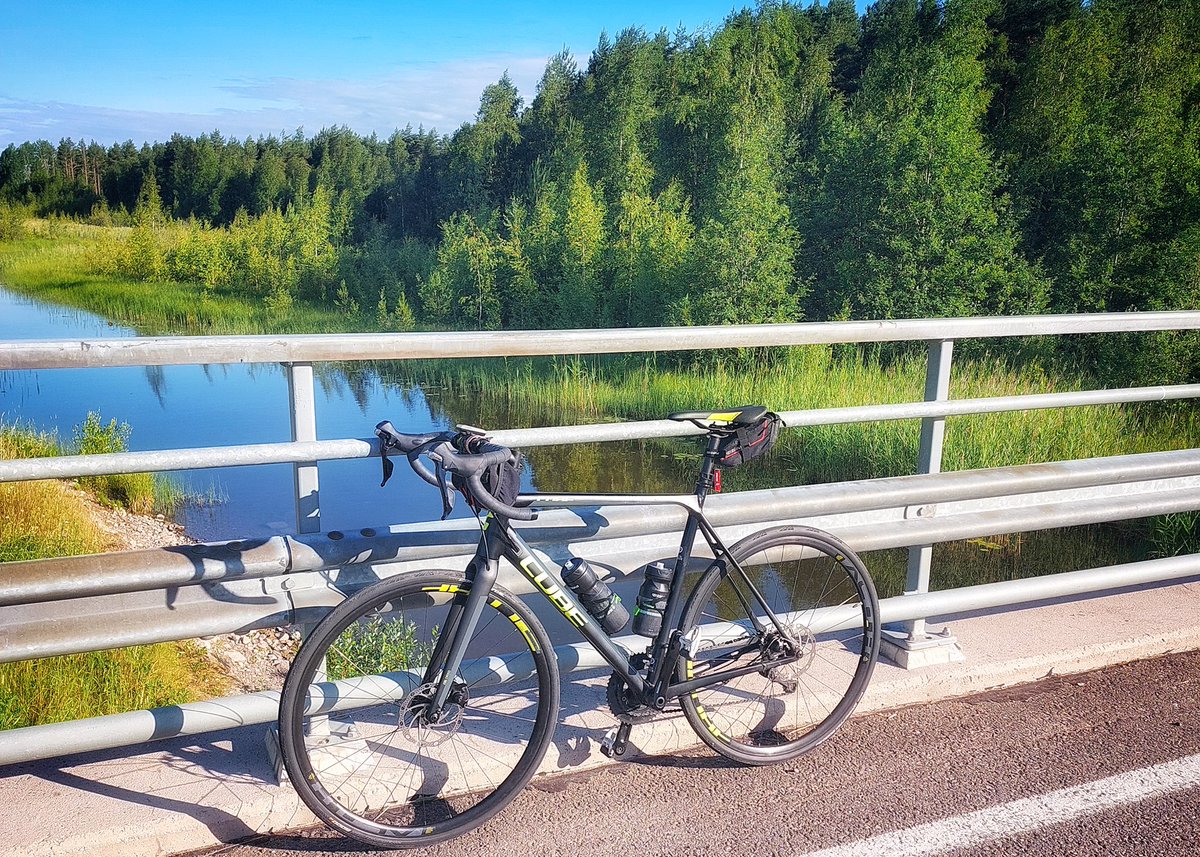 peepux's tweet image. Mikäs tässä ollessa, valmiissa maailmassa. 😜
#OnneksiPyöräOnKeksitty
#maantiepyöräily
#pyöräilytwitter