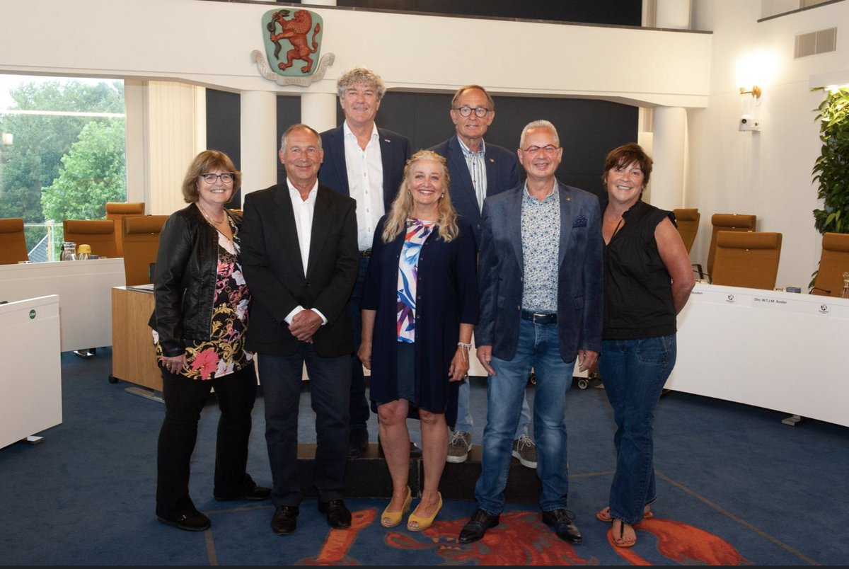 Mooi team, we gaan aan het werk voor Aalsmeer en Kudelstaart. Vlnr, Marjanne Vleghaar, raadslid. Erik Abbenhues, commissielid. Joost Vries, raadslid. Sissi Mijwaart, raadslid. Jan Bouwmeester, raadslid. Dirk van der Zwaag, raadslid. Christiane Simon-van Oosterhout, commissielid.