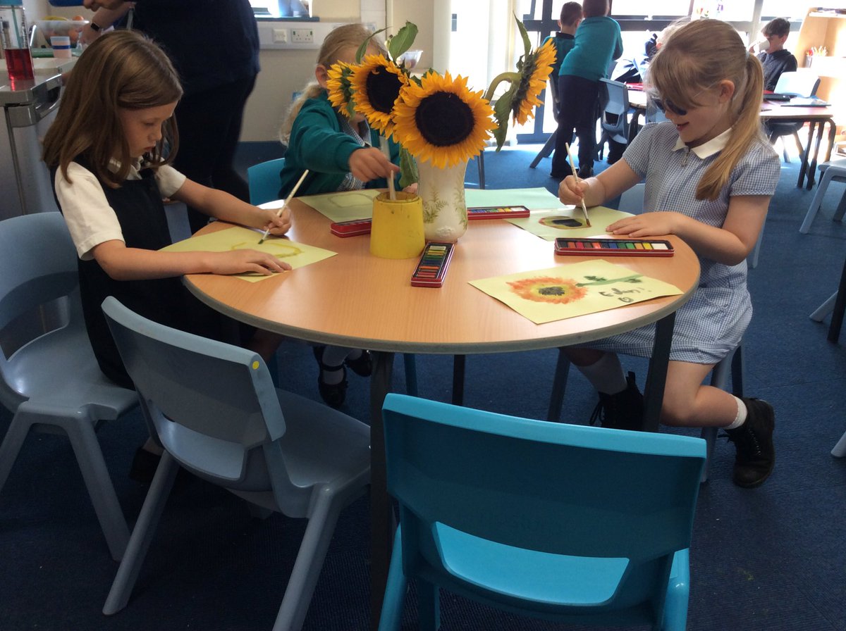 staynorHprimary's tweet photo. Team wraparound have had fun using different mediums to represent these sunflowers as part of #ChildrensArtWeek π» #Sunflowers #vincentvangogh #staynorart #GetKidsCreating https://t.co/IbKq6ABkW5