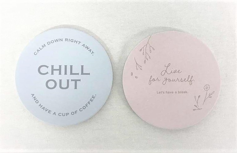 多孔性のセラミック素材が水滴を瞬時に吸水してくれる！ 裏はコルク