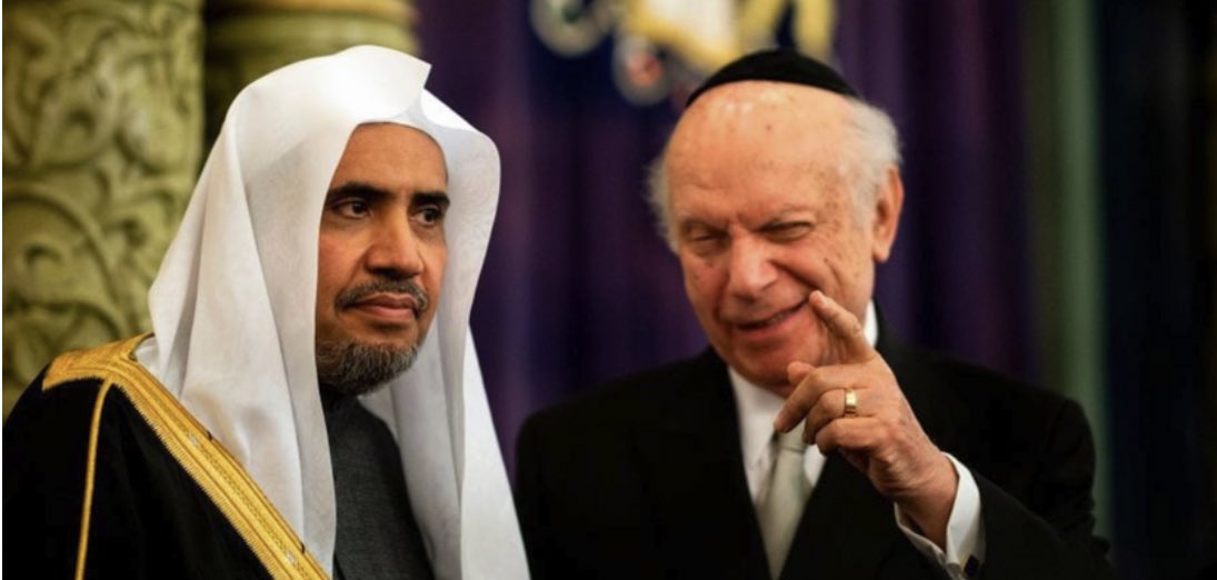 Aliaa_Alhwiti's tweet image. من نكد الدنيا وخبث الصهيوني مبس ان يجعله خطيباً في يوم عرفه فيستمع غصباً مسلمي العالم  لأكبر حاخام سعودي خائن لدينه ولأهل بلده ولأمته والعذر (متسعود بغترة وثوب) لم تمنعانه حتى مروءةً او خجلاً عربياً من الخيانه!!
#انزلوا_العيسى_من_المنبر