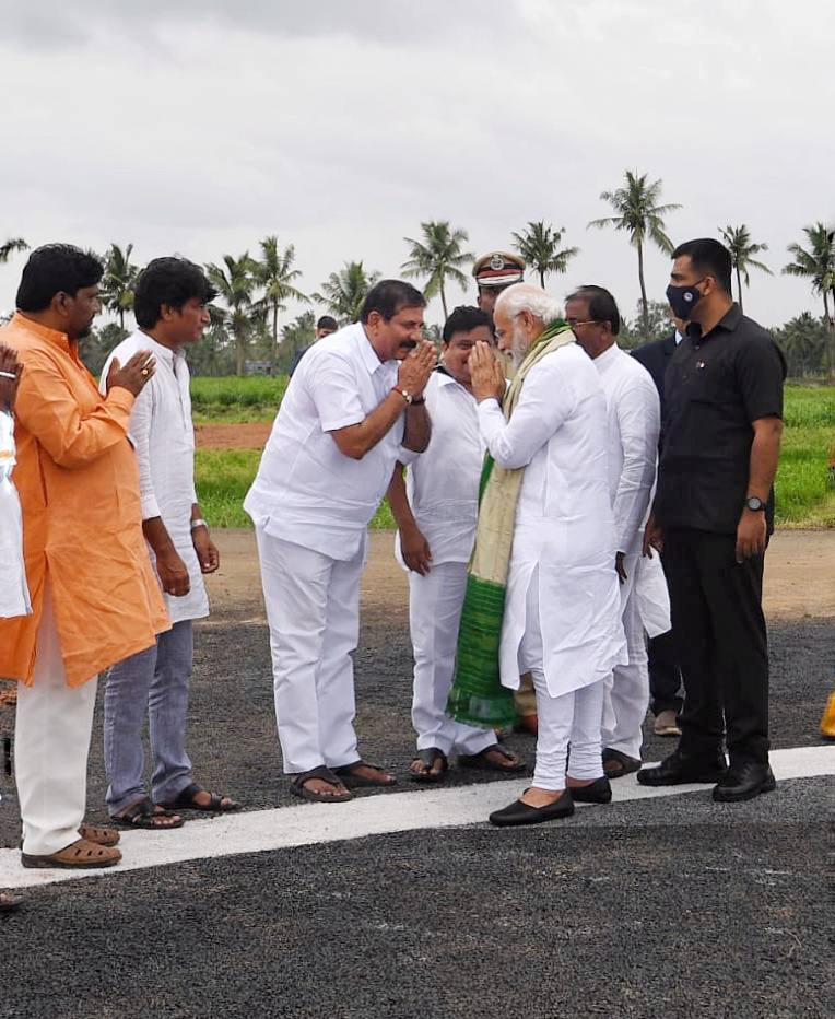 RadhaParimi's tweet photo. అల్లూరి సీతారమరాజు  125 వ జయంతి సందర్భంగా  భీమవరం లో   అల్లూరి విగ్రహావిష్కరణ కు విచ్చేసిన ప్రధాన మంత్రి శ్రీ నరేంద్ర మోడీ గారిని మర్యాదపూర్వకంగా  కలవడం జరిగింది🙏🙏🙏 https://t.co/wGDIbFsnZl