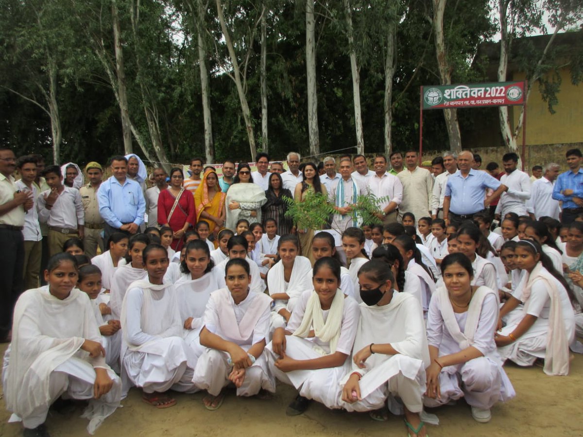 वन महोत्सव के अंतर्गत माननीय सांसद <a href="/dr_satyapal/">Dr. Satya Pal Singh</a> जी ने आज  गाँव फुलेरा में #शक्ति_वन की स्थापना की और नारी शक्ति के साथ वृक्षरोपण किया l 
<a href="/InfoDeptUP/">Information and Public Relations Department, UP</a>
#शक्ति_वन
#यूपी_वन_महोत्सव_25cr