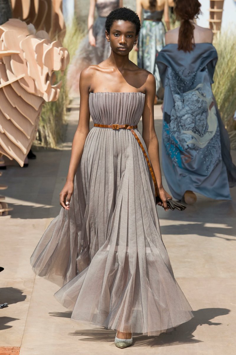 melanfolia's tweet photo. Working on a dress compilation for the #Moonsugar blog and stumbled upon the fantastic @Dior Fall 2017 collection. Isn't it incredible? You can check it out here➡️ https://t.co/gTbCeNX7GJ

#fashion #Couture #fashionshow #fashionblogger https://t.co/BqhHC80dfI