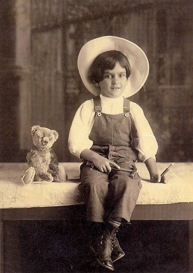 womensart1's tweet image. A family photograph of artist Frida Kahlo aged six, 1913 #WomensArt