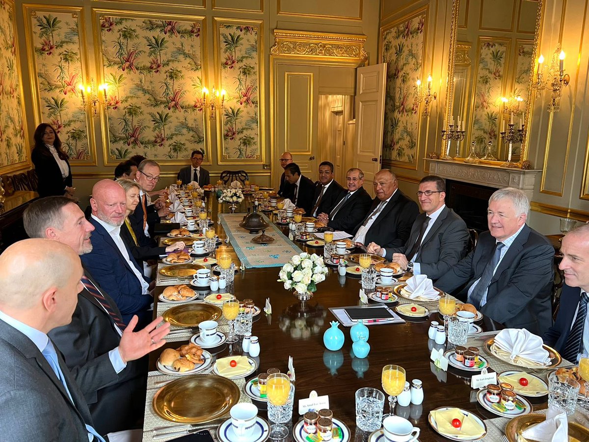 MfaEgypt's tweet photo. Now in London… FM #Sameh_Shoukry meets with representatives of businesses and financial institutions in the UK to discuss enhancing economic relations and investments between the two countries.
🇪🇬 🤝 🇬🇧 https://t.co/cTtokADu7Z