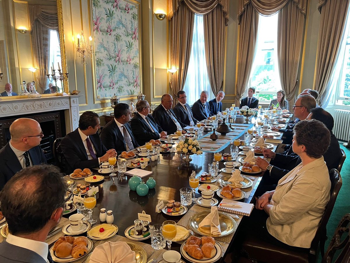 MfaEgypt's tweet photo. Now in London… FM #Sameh_Shoukry meets with representatives of businesses and financial institutions in the UK to discuss enhancing economic relations and investments between the two countries.
🇪🇬 🤝 🇬🇧 https://t.co/cTtokADu7Z