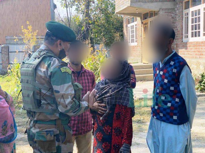 RadioChinar's tweet photo. Two local #Terrorists surrendered during #Kulgam encounter
#IndianArmy got the families to encounter site to motivate the #terrorists to surrender
Peace &amp; tranquility is the only way ahead
#KiloForce 
#RashtriyaRifles 
#Kashmir 
@ChinarcorpsIA 
@NorthernComd_IA 
@IndianArmyinJK https://t.co/AH8W2wpyBE