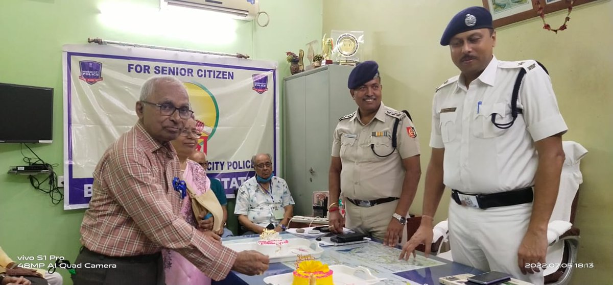 hwhcitypolice's tweet photo. On 05/07/22 #OCBantraPS & #ACPCentral_II met with the Shroddha members and informed them about various schemes of Govt of W.B for #SeniorCitizens including.
We also celebrated the Birth Day of two of our #Shroddha_Members and on behalf of #HowrahCityPolice & #BantraPS
#Shroddha https://t.co/LeoZ6nS2CW