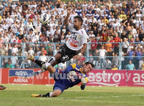 AfiqShari's tweet photo. "Kalau main petang, nanti tak ada orang datang"

Gambar ni masa Terengganu main petang. Separuh akhir kedua Piala FA 2013. Hari bekerja iaitu hari Selasa.

Ya memang game ni separuh akhir, tapi pada aku benda ni boleh je buat. https://t.co/E0Qf9M4Qap