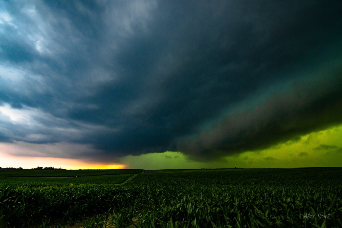 RT @aresel_: Still not over how menacing this derecho looked over Siouxland today.

#sdwx #weather #photography https://t.co/dzNhMLTEwg