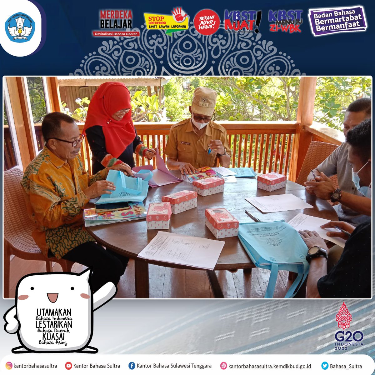 bbsultra's tweet photo. Lokakarya Bahasa Pulo (Wakatobi) di Kaledupa
Wakatobi, 4--5 Juli 2022--Lokakarya yang dilakukan kali ini adalah lokakarya bahasa Pulo (Wakatobi), khususnya dialek Kaledupa. istilah sehari-hari.
Selanjutnya dapat dibaca di https://t.co/yvC0eYcTGS
#KBSTKuat https://t.co/mTeHybAXmn