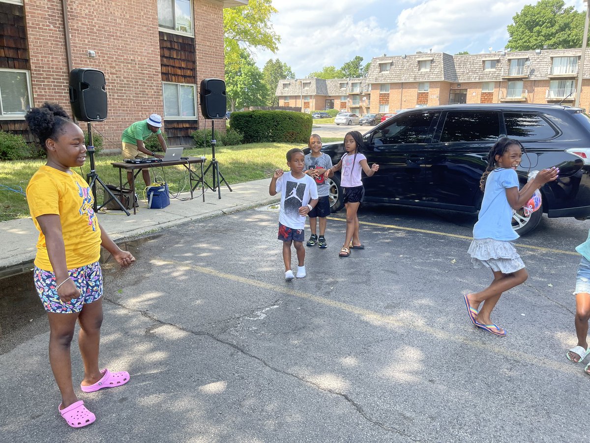 EPEL (@epelpartnership) on Twitter photo April Wells, the Gifted Coordinator for School District U-46 was a hit today with the water balloons at Learning On the Go. Which administrator is coming to Buena Vista next time to offer a lap, hug and dance moves? #learningthroughplay #schoolreadiness <a href="/sdu46/">School District U-46</a> @TonySandersU46 April Wells, the Gifted Coordinator for School District U-46 was a hit today with the water balloons at Learning On the Go. Which administrator is coming to Buena Vista next time to offer a lap, hug and dance moves? #learningthroughplay #schoolreadiness <a href="/sdu46/">School District U-46</a> @TonySandersU46