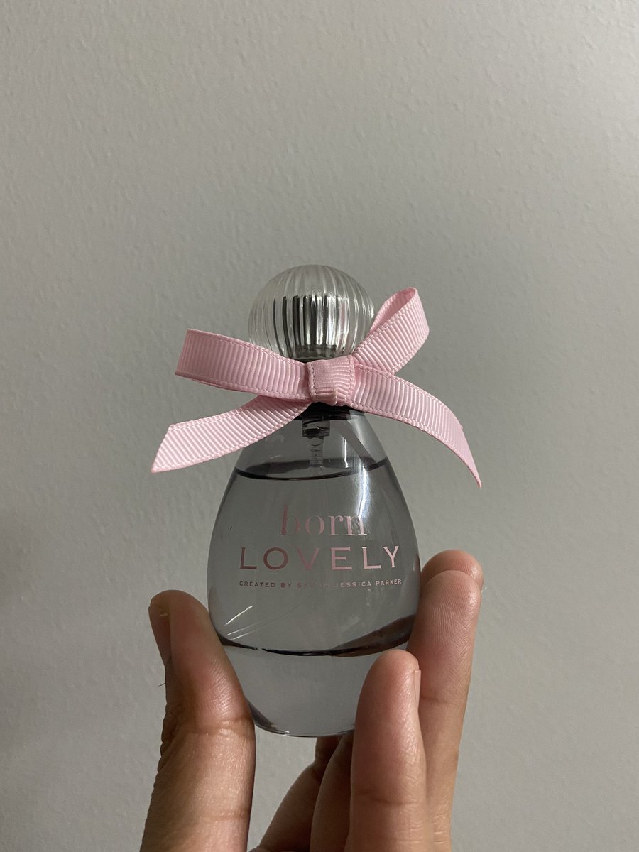 Siriploy9's tweet photo. #ส่งต่อน้ำหอม
SARAH JESSICA PARKER EAU DE PARFUM 30 ml.
กลิ่น born LOVELY - ออกฟลอรัล ฟรุ้ตตี้ๆ หวานๆ
ของแท้ ยังมีกล่อง ฉีดไป 2 ครั้ง ส่งต่อ 350.-
#SARAHJESSICA
#bornLOVELY https://t.co/W5Wat50tu9