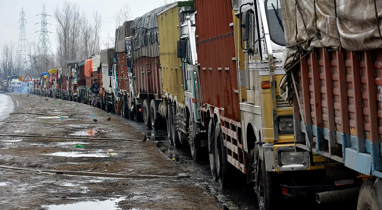 Aaishakha786's tweet photo. Srinagar-Jammu NH remains open for 2-way traffic
#youthofkashmir
#highwayphotography
#Srinagar
#summer
#healthylifestyle https://t.co/6zxQAaOCKH