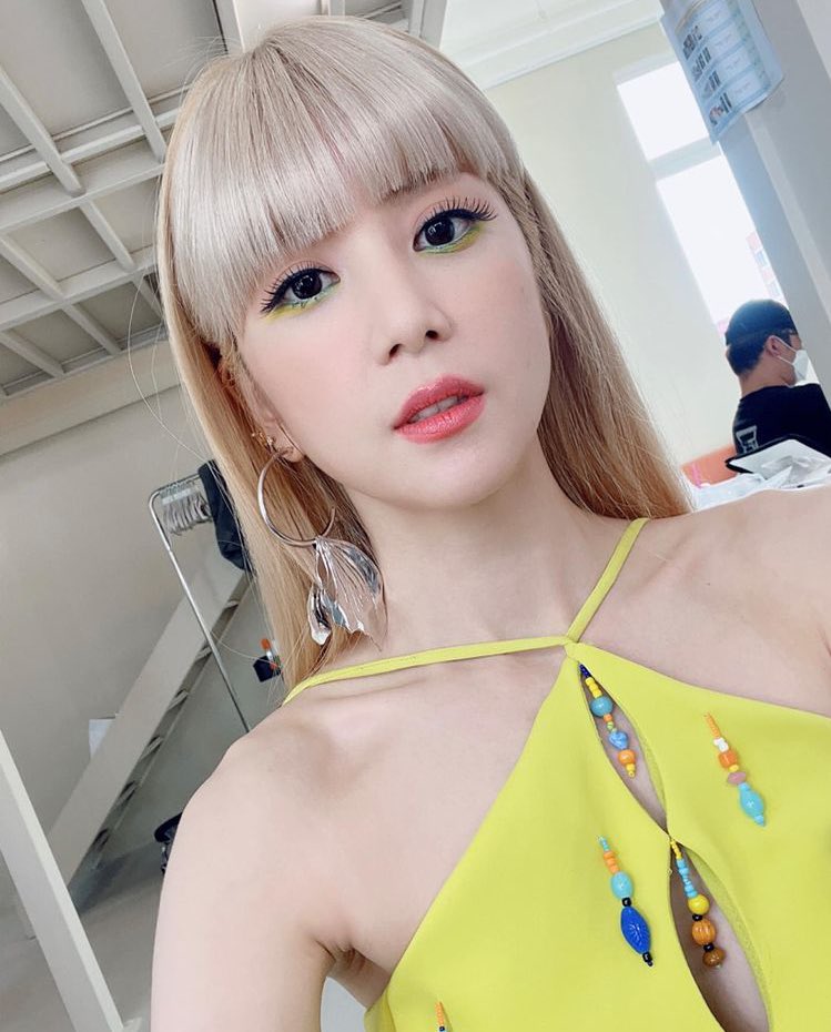 chobomfolder's tweet photo. this haircolor on chorong is really dangerous for our hearts. 

we all can agree, yes. https://t.co/jCgcYfncO4