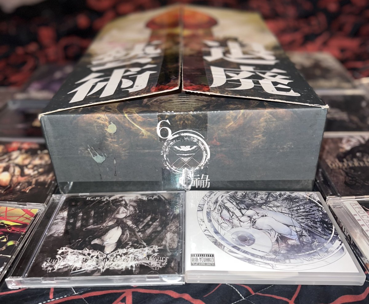 ArmpitMaiden's tweet photo. Just received the special edition boxset for Imperial Circus Dead Decadence! I've been following them ever since I got into the doujin music scene over a decade ago. It's so nice to see how far they've come.
#ICDD
#icdd3rd
#icddecadence
#imperialcircusdeaddecadence https://t.co/Bi3LYNsvkN