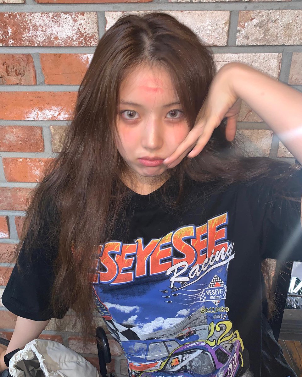 nmixxpics_'s tweet photo. NMIXX official instagram update with Jiwoo (1/2) https://t.co/gJO9W8XUPl