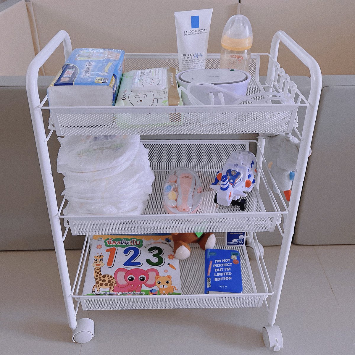 reviewsapaa's tweet image. ของลูกเยอะมาก แบบรกกระจัดกระจายหมด คุณสาทนไม่ไหว สั่งชั้นวางของมาให้เลย จัดให้เป็นระเบียบ ไม่เกะกะไปทั่วแล้ว ตัวชั้นวาง3ชั้นลากได้ด้วยมีล้อ ล้อลื่นไม่ฝืด เสียงไม่ดังเวลาลากลูกก็ไม่มีสะดุ้ง และมีตะขอห้อยของข้างๆอีกด้วย บ้านดูสะอาดขึ้น
#Namiko #Topvalue #ชั้นวางของ #ของตกแต่งบ้าน