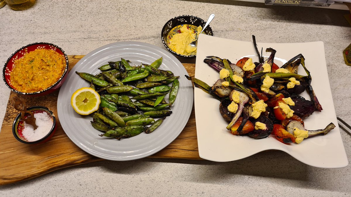 Veggie inspired feast <a href="/KadaiFirebowls/">Kadai Firebowls</a> after a day with Jonni <a href="/RiverfordFK/">Riverford Field Kitchen</a> 
A trip to <a href="/bensfarmshop/">Bens Farm Shop</a> to pick up some wonderful veg, wood <a href="/Bigkproducts/">Big K Products</a> &amp; a tickle of flames created some wonderful courful &amp; tasty dishes. Homemade labneh with Fools Gold <a href="/AngusandOink/">Angus & Oink</a> 😋 🔥
#fire
