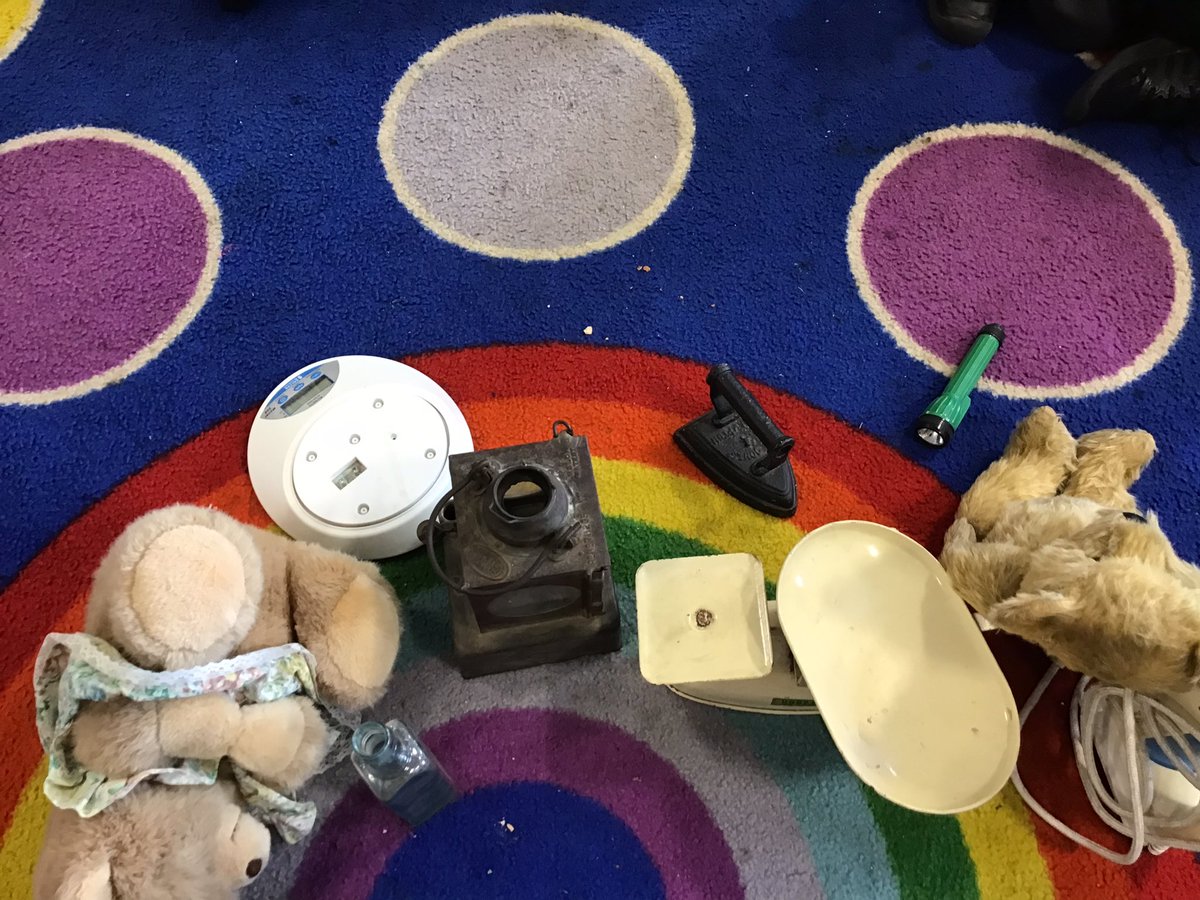 TGPS_NorthLincs's tweet photo. FS1 looked at things that were old and new. We talked about what the objects were and matched the old and new things together. We talked about how they were similar or different. #TGPSEYFS #TGPSHistory https://t.co/s45JNy2LF9