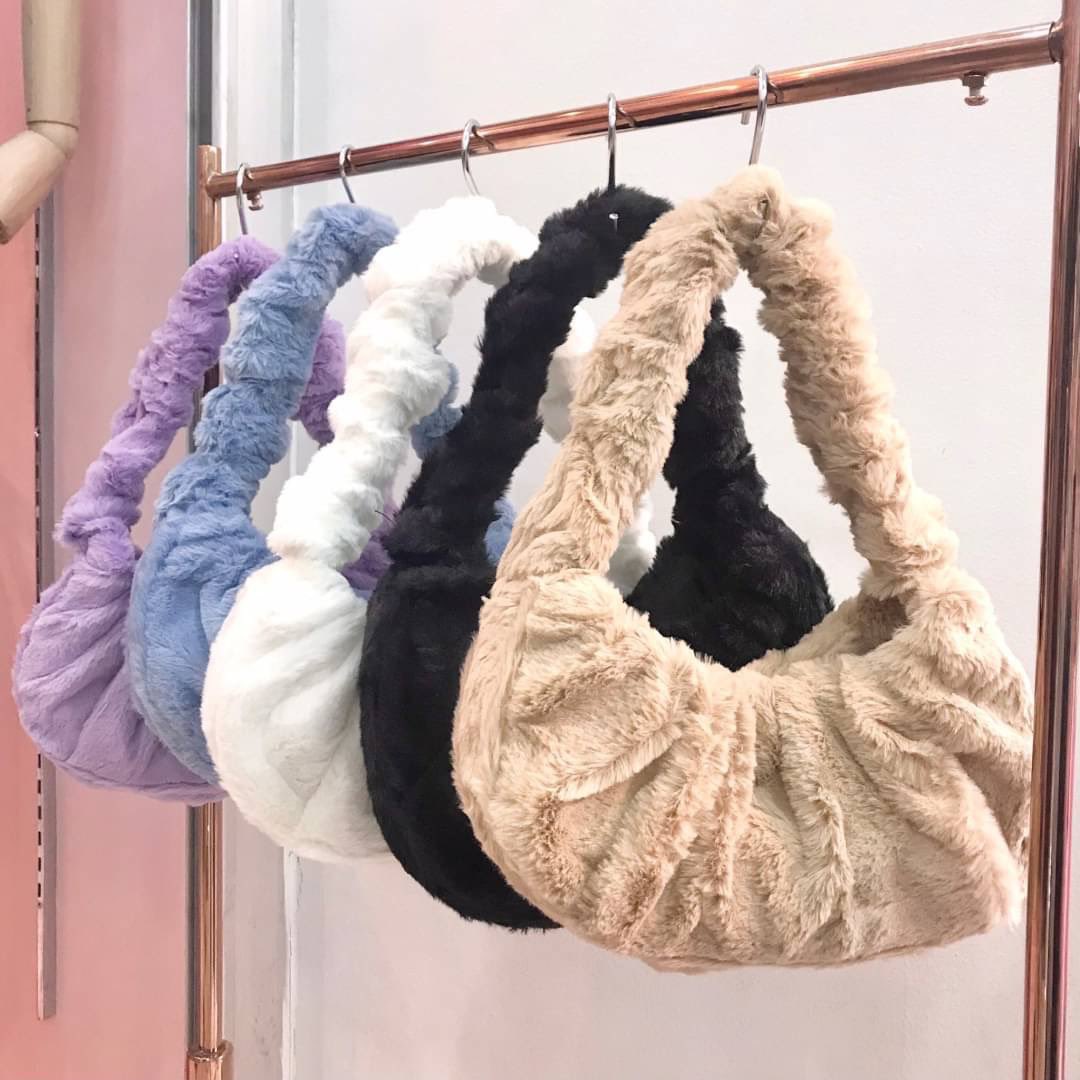 jaewvawja's tweet photo. 🔥 HOT ITEMS 🔥

น้องเข้าครบสีแล้วค้า กระเป๋าสะพายไหล่ ขนนุ่มจับจีบ น้องน่ารักมากๆ นุ่มนิ่ม จุของได้เยอะค่ะ

Size : 28*14*7 cm.

Color : ขาว ฟ้า ครีม ม่วง ดำ

🏷 320.- https://t.co/7hlBWwnexW