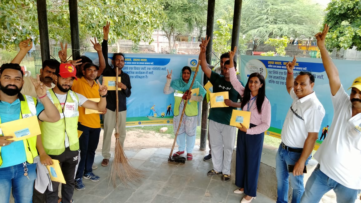 BPCLBijwasan's tweet photo. STAY CLEAN,STAY HEALTHY!  Distribution of hygiene kit to the heroes who take care of cleanliness drive of our surroundings. A Great Salute to them 👏 👏 #Swachhtapakhwa #SwachhBharatGov #SwachSurvekshan @MIHIRJOSHI1972 @shivaji071084 @Kanwar220373 https://t.co/MdEE3xicAB