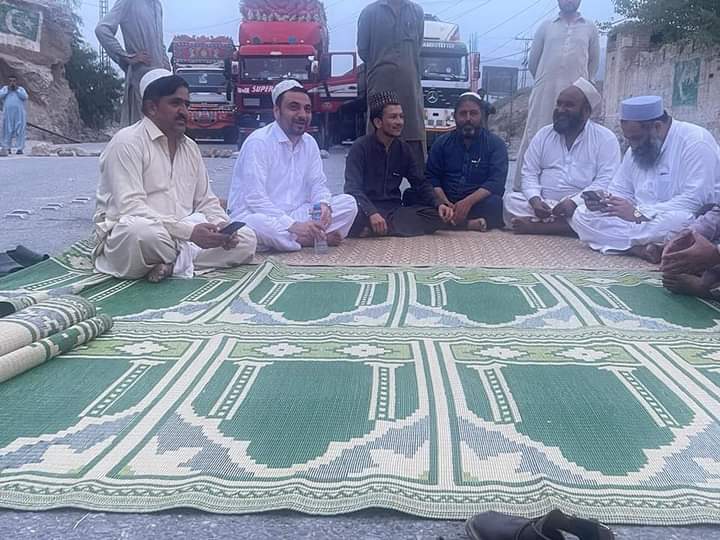 MPA_Shafiq_Sher's tweet photo. طورخم پر جاری دھرنے میں چیٸرمین سٹینڈنگ کمیٹی براۓ ماحولیات و ایم پی اے الحاج شفیق شیر افریدی نے شام تک  صبح فجر کے وقت اپنے عوام کے ساتھ موجود۔ https://t.co/5e3RJ4SCkc