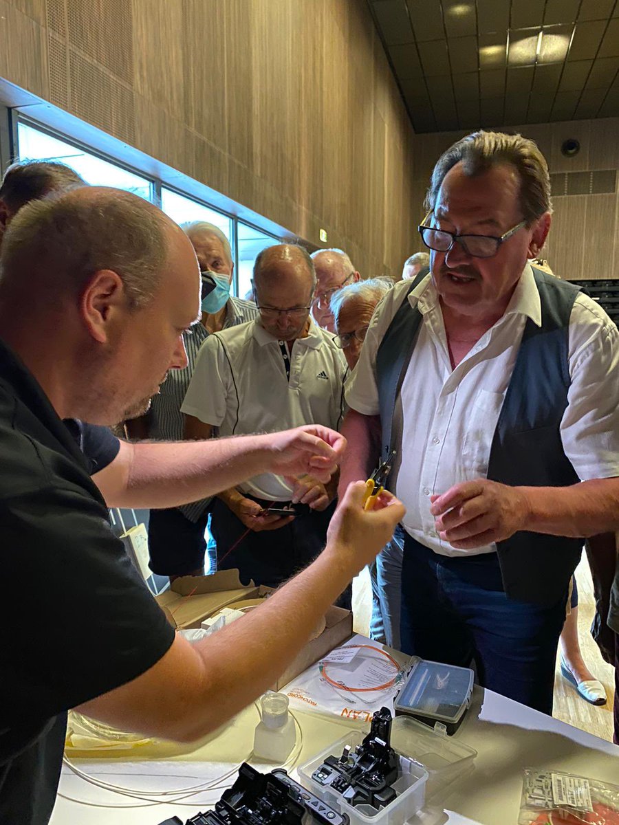 leduyann's tweet photo. à #Gambsheim Bas-Rhin CC #PaysRhenan réunion publique déploiement 100% #Fibre ⚡️💥 par @orange Un programme sur fonds propres #operateur #Orange de 2950 locaux et 🏡🏘 et notre partenaire technique local #Tellos Merci maire H. Hoffmann pour sa soudure fibre 😉 et accueil 👍🥨 https://t.co/QufemLVvwa