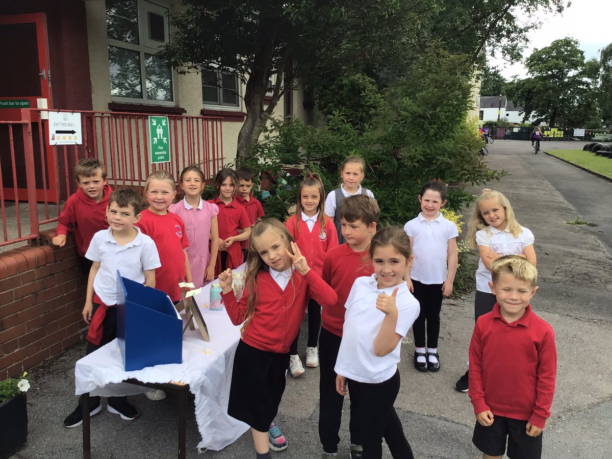 Penclawdd's tweet photo. #Penc2 We are near the end of our ‘Financial Education’ focus and the sales team and bankers we at the helm for our pop up shop! Happy shoppers! Today the bankers will work with the team leaders to work out our profit - then the shoppers can splash the cash! #PencECC #PencACL https://t.co/3BD735Es7G