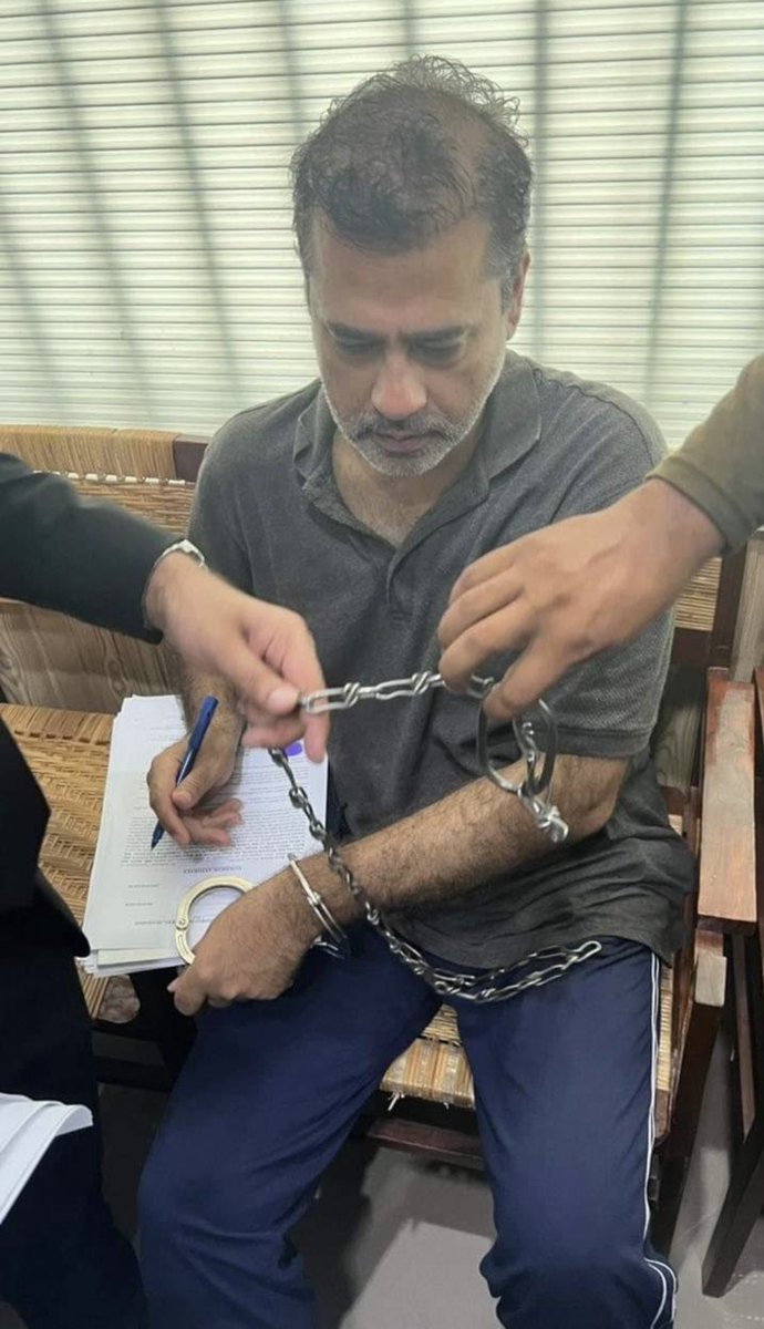 PTIofficial's tweet photo. جس فاشسٹ حکومت نے ملک کو لوٹا اور پھر احتساب کے عمل کو NRO2 کے ذریعے بند کردیا یہ شخص انکے خلاف آواز اٹھانے کی سزا بھگت رہا ہے۔ پاکستان تحریک انصاف کے ورکرز آج عم��ان ریاض کی گرفتاری کے خلاف ملک گیر احتجاج کریں گے- #PakistanUnderFascism https://t.co/mesdrLy8oa