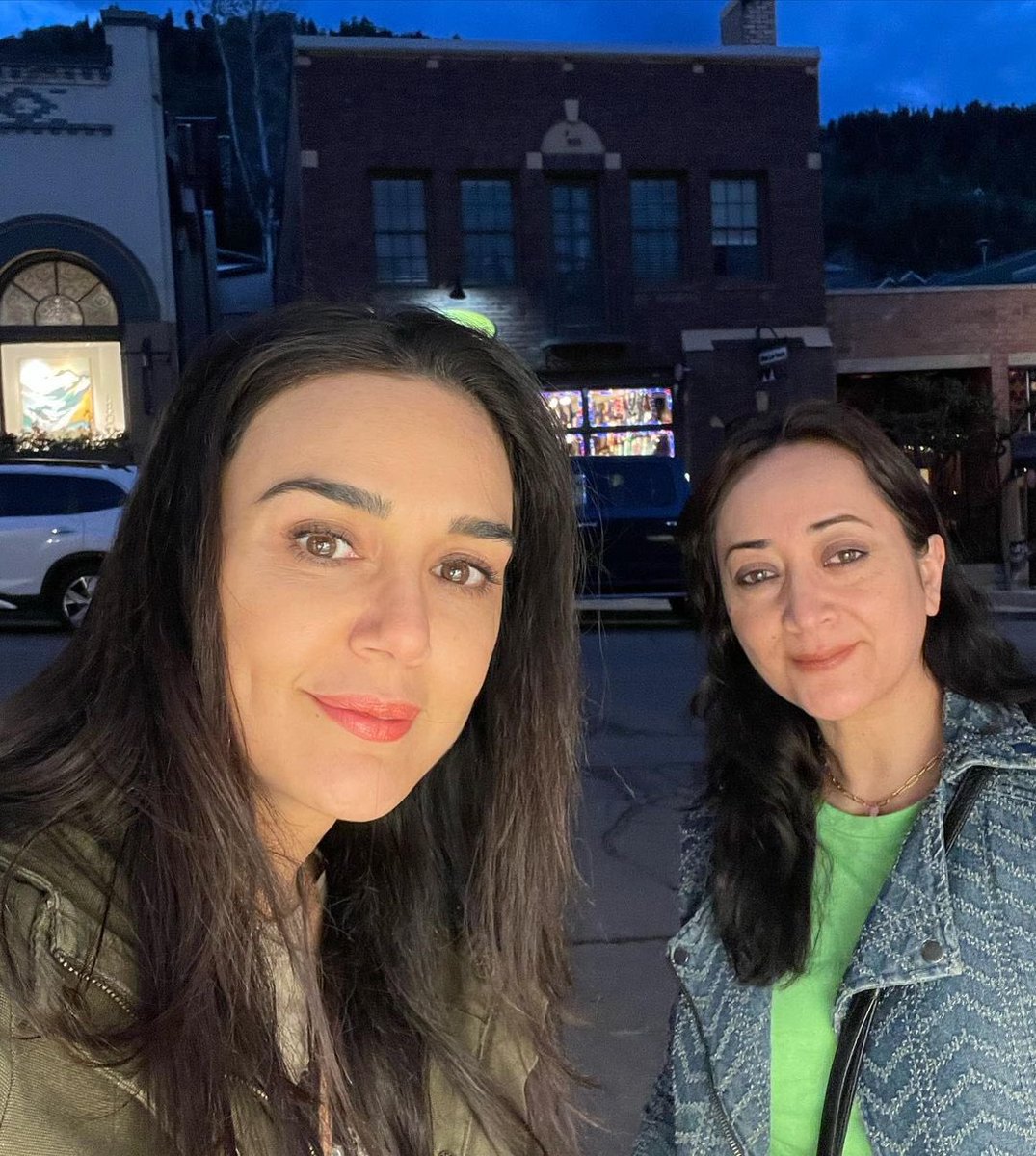 realpreityzinta's tweet image. डियर बहना मिलते रहना 🤗🙃🥰 Sister act ! #Pztravel  #utah  #ting