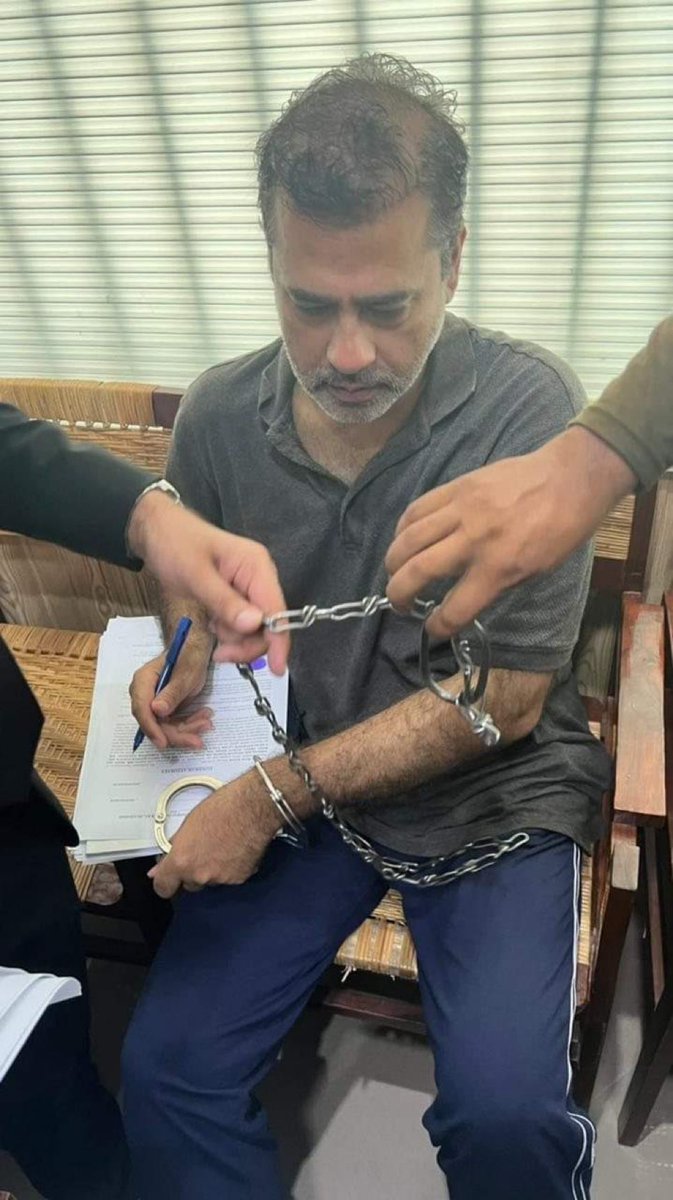 SHABAZGIL's tweet photo. یہ ہتھکڑی عمران ریاض کو نہیں لگائی گئی بلکہ اس ملک کی جمہوریت کو لگا دی گئی ہے۔  آپ ایک آواز سے اتنا گھبرا گئے ہیں کہ اپنا دار رعب اسی پر اتار رہے ہیں۔ یہ جو کچھ ہو رہا ہے یہ ملک کہ لئے اچھا نہیں ہو رہا۔  لیکن شائید آپ لوگوں نے یہ سب سوچنا چھوڑ دیا ہے https://t.co/Je2hZvMkSY