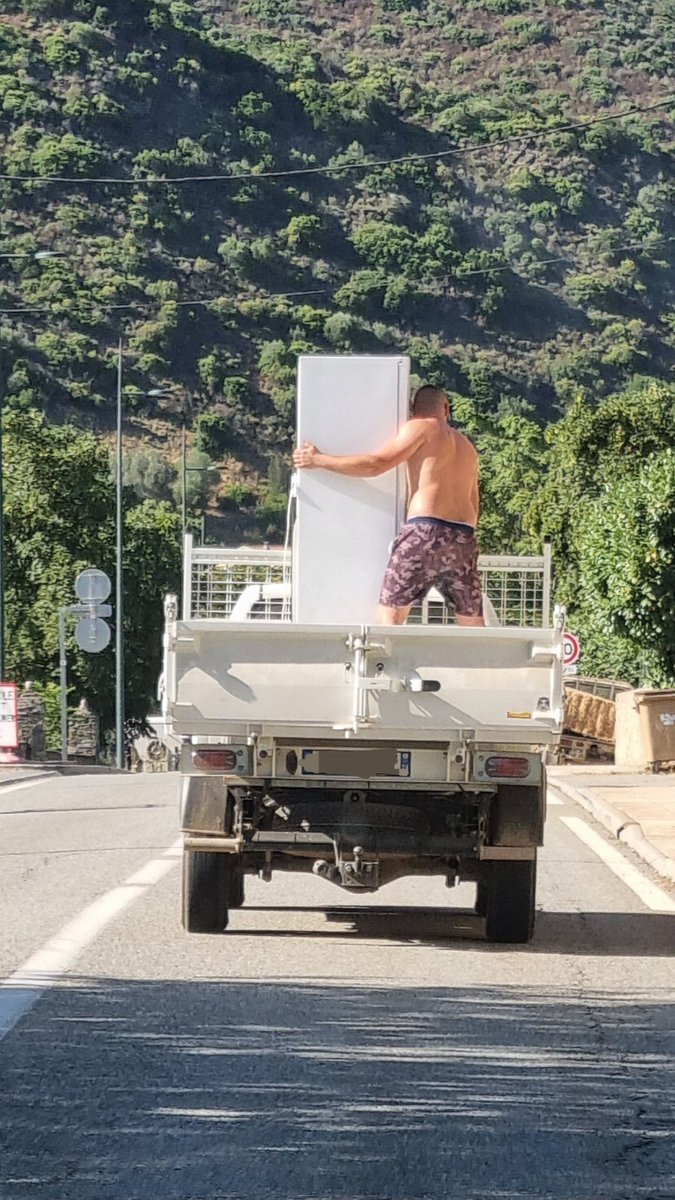 Venturi46234439's tweet photo. Ponte Novu. 
A. Le Mr tient le frigo             🔲
B. Le frigo tient le Mr             🔲
C. Le Mr tient le camion        🔲
D. Le frigo tient le camion     🔲 https://t.co/XBoYt94gWg