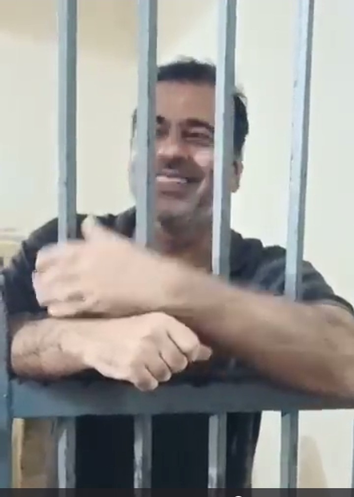 m_umar50's tweet photo. This picture is slap on the face of this system where handcuffs are put on the truth.
At present martial law has been imposed in Pakistan.
Neutrals are determined to destroy the people's faith in the Pakistan Army.
#DGISPR #Bajwa
#میں_بھی_عمران_ریاض_ہوں
#WeStandWithImranRiaz https://t.co/BlUwnI4y7P