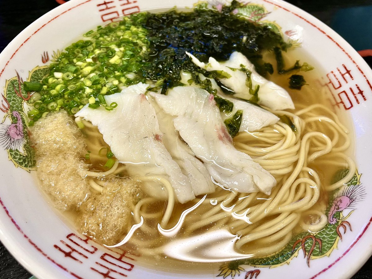 お昼ご飯は能島海賊(そういう店の名前
鯛だしラーメンのスープを…こうじゃ!
そして山盛り生しらすうまうま 