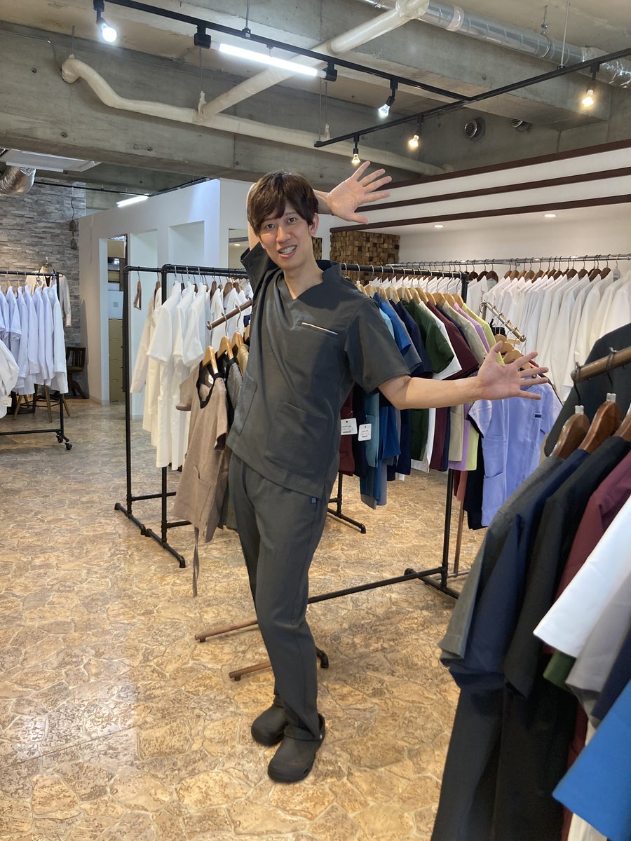 professorsround's tweet photo. しゅんPさん、奥様、
第一子ご誕生おめでとうございます
写真は先日、東京旗の台店へお立ち寄りの際のものになります。
ご試着のうえとても気に入っていただきました。
#しゅんしゅんクリニックP
#しゅんP
#professorsround #プロフェッサーズラウンド
#ドクターコート
#白衣
#Lepius
#スクラブ
#KLUG https://t.co/b413rSzsQZ