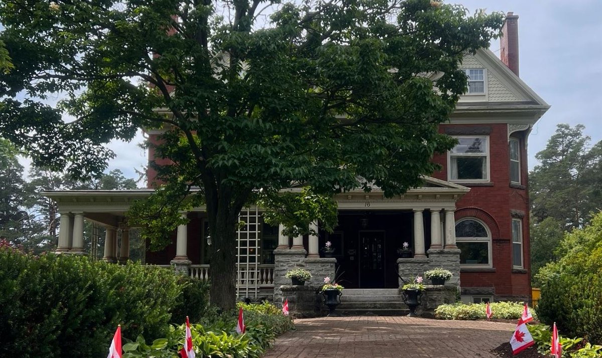 OFFICIAL OPENING
Woolwich Guest House For Ukrainian Refugees
16 Isabella St., St. Jacobs
Saturday 11am-3pm
The official opening continues with an 
Open House 
Sunday  11am-3pm
Special thanks to all the volunteers who prepared the house - inside and outside!