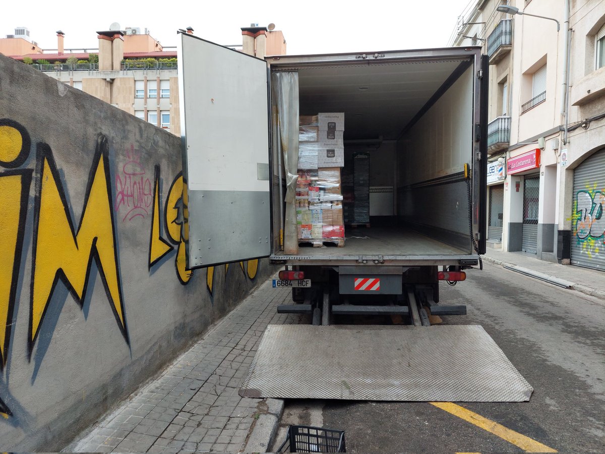 Cada matí, a un quart de 9, el camió de <a href="/AmetllerOrigen/">Ametller Origen</a> impedeix el pas als vianants per la vorera del carrer Capmany durant una bona estona. Podem fer-hi res? <a href="/Aj_Sabadell/">Ajuntament Sabadell</a> <a href="/PoliciaSabadell/">Policia Sabadell</a>