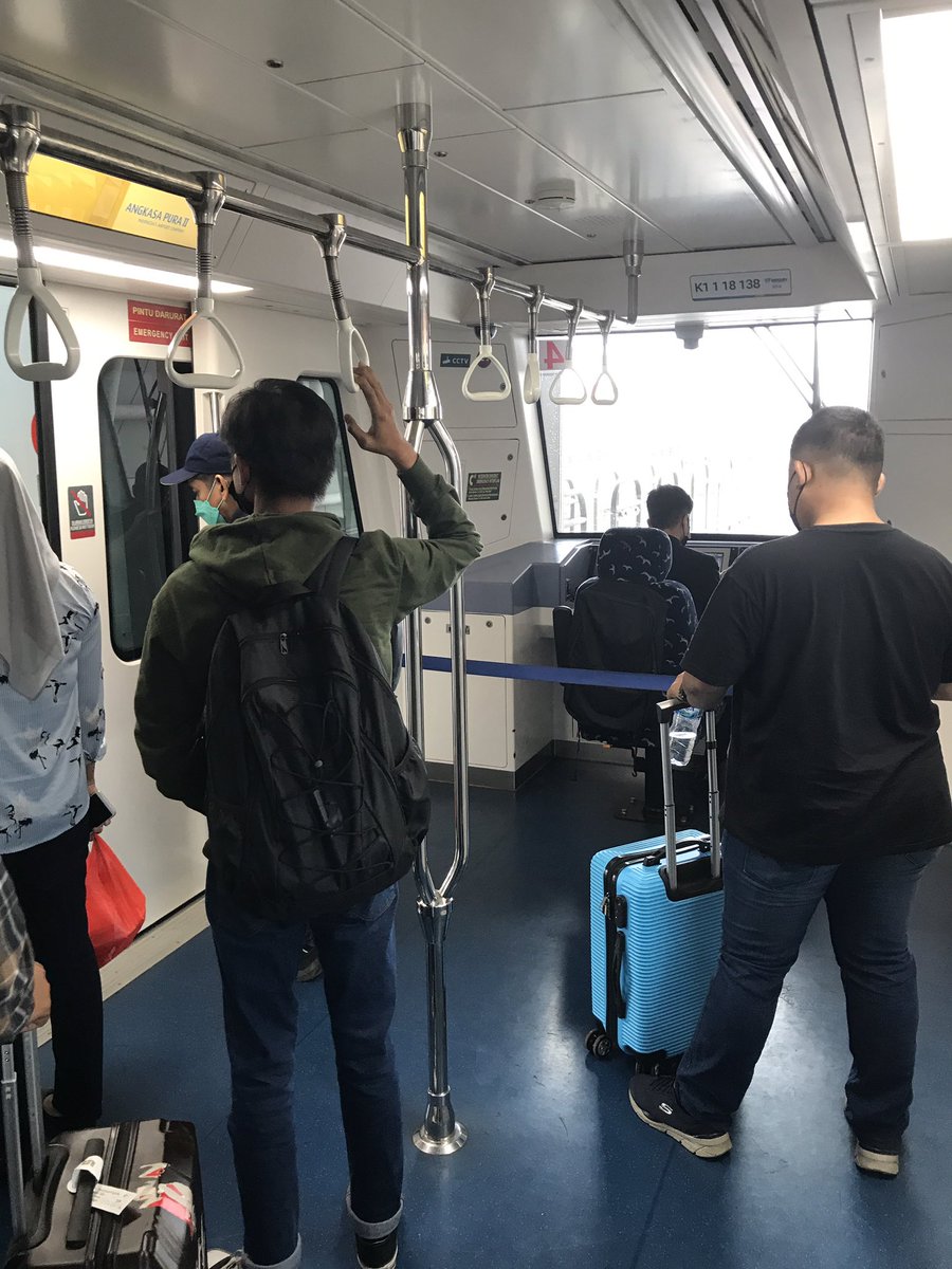 KILUB's tweet photo. Sekarang lagi lanjut naik kalayang (sky train) menuju T3 🚆 Fix keren! 👍🏻 https://t.co/yGhgaTAiQi