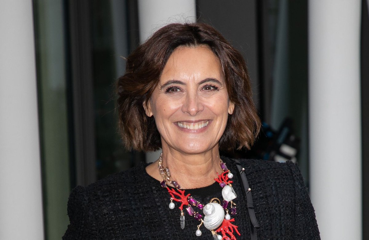 Inès de la Fressange : elle adopte la couleur de l’été sur un total look frais et stylé dlvr.it/STQVC9