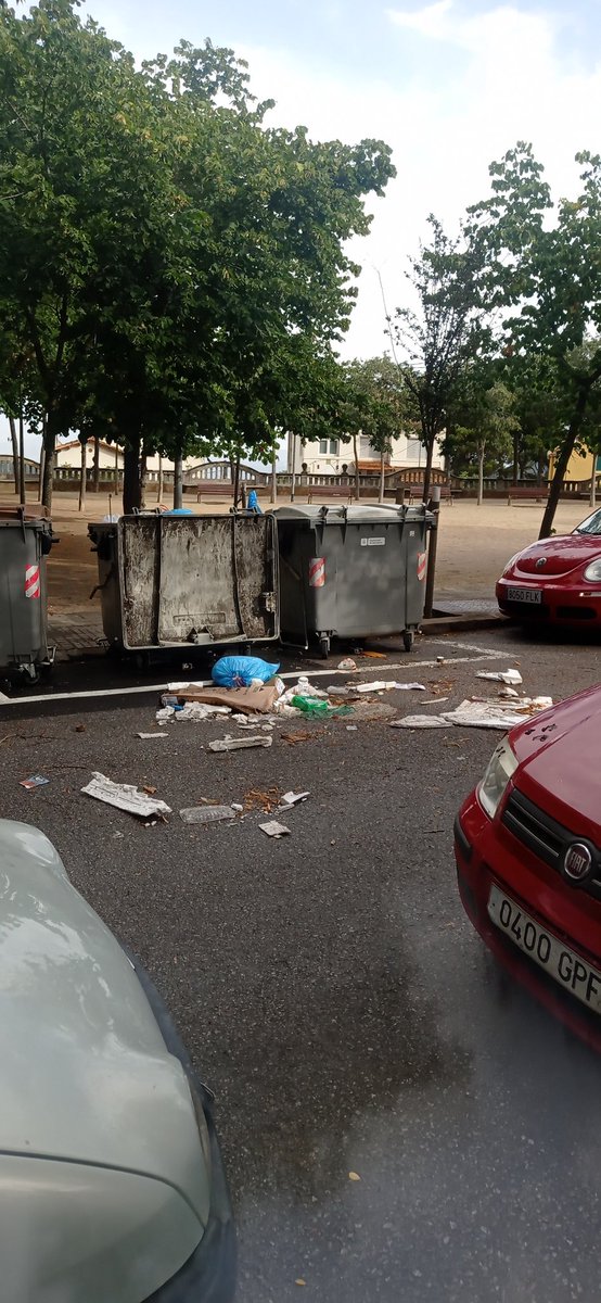 Cada dia la mateixa pel·lícula. Brossa i més brossa que va directe al bosc. No n'hi ha prou amb lones que prohibeixen  donar menjar als senglars si l'<a href="/bcn_ajuntament/">Ajuntament de Barcelona</a> n'és el principal culpable.

<a href="/BlasNavalon/">Blas Navalón</a> <a href="/Albert_Batlle_B/">Albert Batlle</a> <a href="/pep_baro/">Pep Baró Puigvert</a> <a href="/Bcn_SSTG/">Sarrià - Sant Gervasi</a> <a href="/AdaColau/">Ada Colau 💜🌈🔻</a>