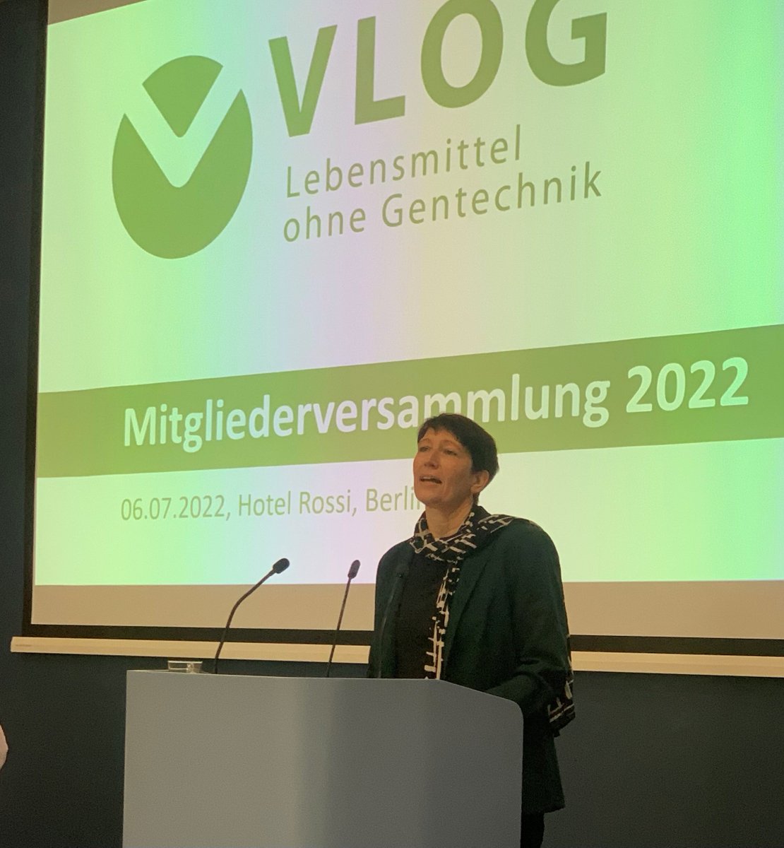 VLOG e.V. (@ohnegentechnik) on Twitter photo Bei #VLOG_MV22 heute in Berlin: Staatssekretärin <a href="/bender_silvia/">Silvia Bender</a> gratuliert #OhneGentechnik-Wirtschaft zur erfolgreichen Entwicklung und sichert gute Zusammenarbeit mit und Unterstützung durch @bmel & <a href="/cem_oezdemir/">Cem Özdemir</a> zu. Bei #VLOG_MV22 heute in Berlin: Staatssekretärin <a href="/bender_silvia/">Silvia Bender</a> gratuliert #OhneGentechnik-Wirtschaft zur erfolgreichen Entwicklung und sichert gute Zusammenarbeit mit und Unterstützung durch @bmel & <a href="/cem_oezdemir/">Cem Özdemir</a> zu.