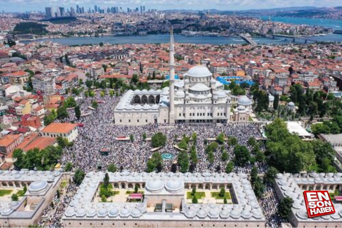 06melihgokcek's tweet photo. MAHMUT USTAOSMANOĞLU
EFENDİ HAZRETLERİ CENAZE NAMAZI MUHTEŞEM BİR KATILIMLA KILINDI.

MEKÂNI CENNET OLSUN.
KOMŞUSU RESÛLULLAH (SAV)
OLSUN.

BU KADAR ÇOK SEVİLMEK.
İMRENİLECEK TABLO.
ARKASINDAN MİLYONLAR DUA EDİYOR.
BU CEMAAT HERKESE NASİB OLMAZ
RABBİM SEVENLERİNİ DE ÖDÜLLENDİRSİN https://t.co/67vy3ktEW2