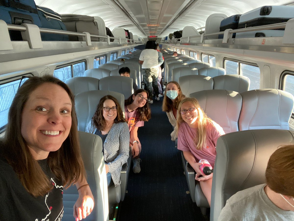 Hey @EducatorsRising!! Va.Beach City Public Schools is on our way! Growing & celebrating the FUTURE of our teaching profession! #DCBound #Nationals #EdRising22 #ShapeTheFuture #GrowingOurOwn @vbschools @KellamHigh @TallwoodLions #teacherlove 💛🖤💛💜 @KellamVTfT @THSFutureTchrs