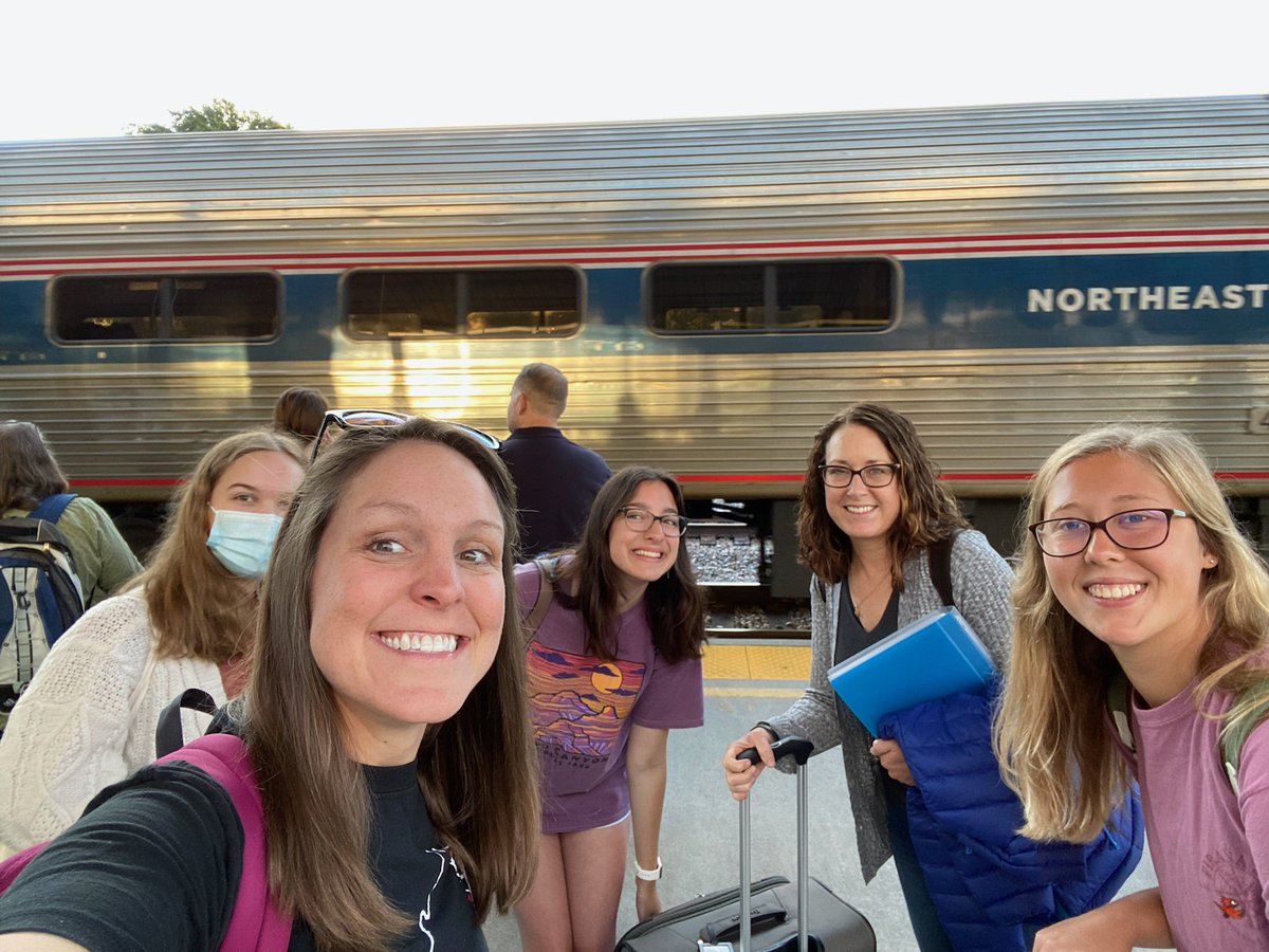 CarrieGantt's tweet image. Hey @EducatorsRising!! Va.Beach City Public Schools is on our way! Growing &amp;amp; celebrating the FUTURE of our teaching profession! #DCBound #Nationals #EdRising22 #ShapeTheFuture #GrowingOurOwn @vbschools @KellamHigh @TallwoodLions #teacherlove 💛🖤💛💜 @KellamVTfT @THSFutureTchrs
